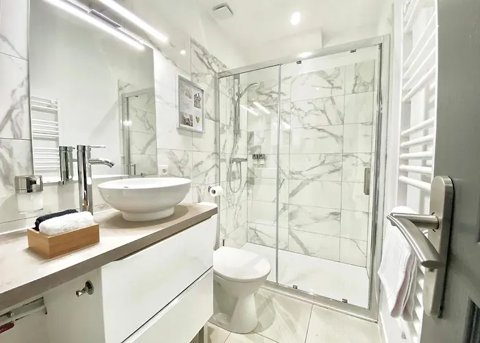 Standinghouse Centre 3* مارماند